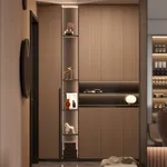 Прихожая с панелями в древесных оттенках №2