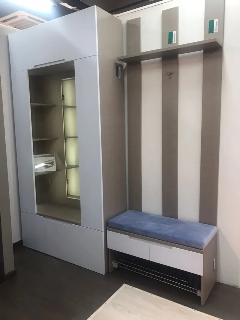 Секция с зеркалом и полками, фасады в эмали LE408